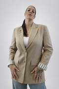 Blazer “Golden Muse” Sartoriale con Dettagli Iconici